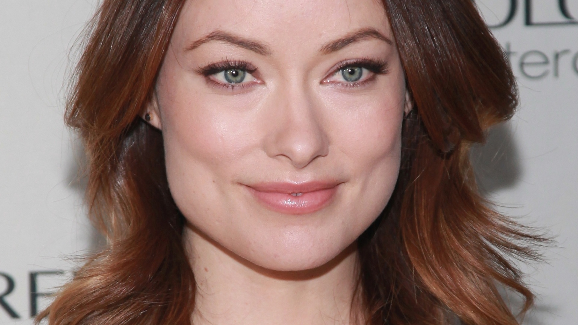 ROSTO QUADRADO: O cabelo com volume sobre as extremidades da testa suavizam o rosto forte da atriz Olivia Wilde - Getty Images