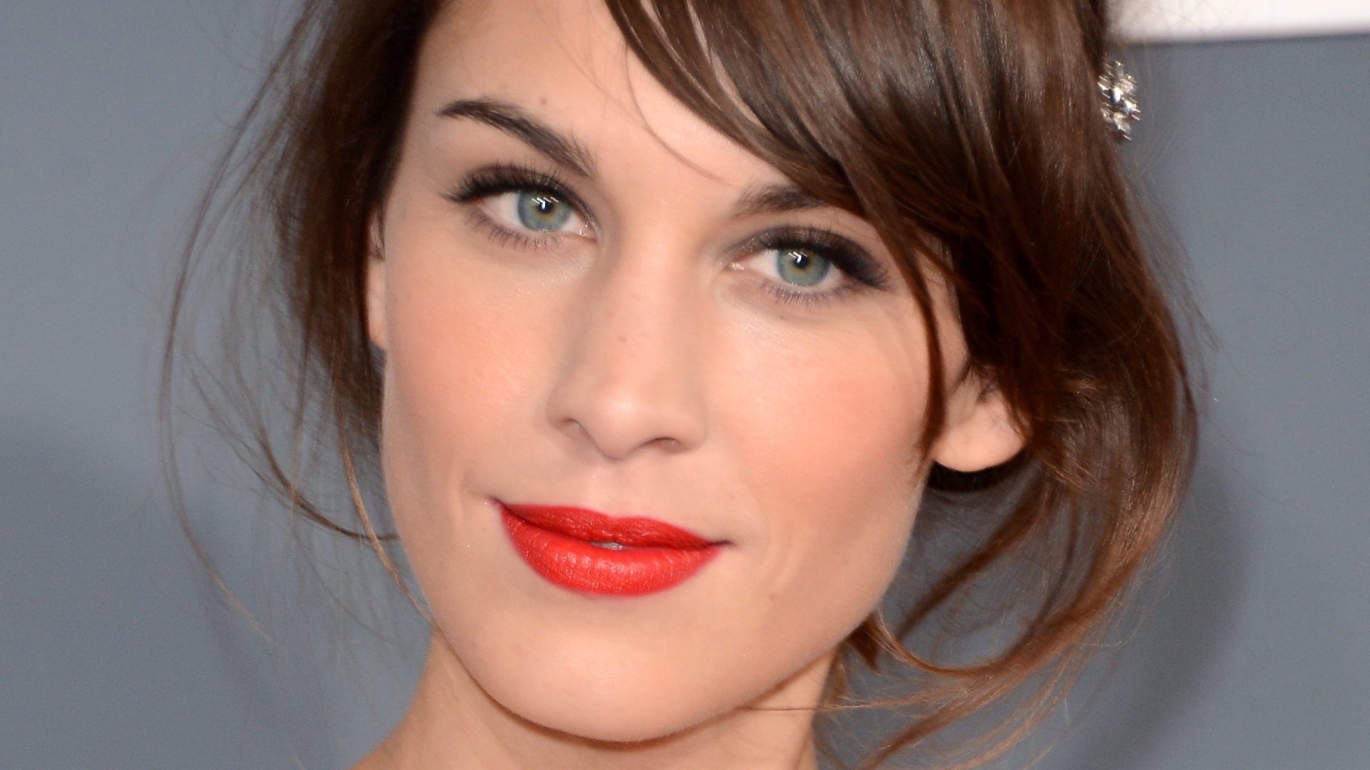 ROSTO QUADRADO: O semi-preso com franja sobre a testa emoldura o belo rosto da it girl Alexa Chung - Getty Images