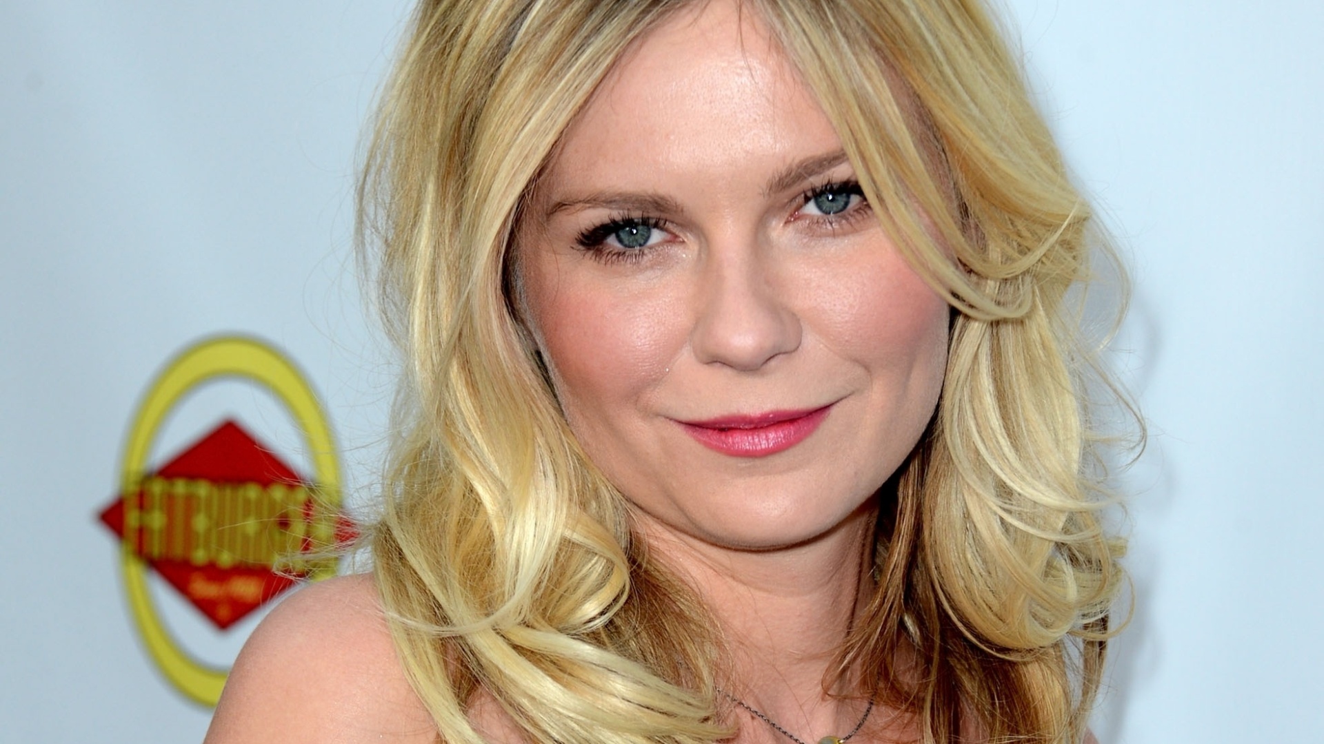 ROSTO REDONDO: A franja caindo sobre os dois lados do rosto da atriz Kirsten Dunst é o truque para afinar a face - Getty Images