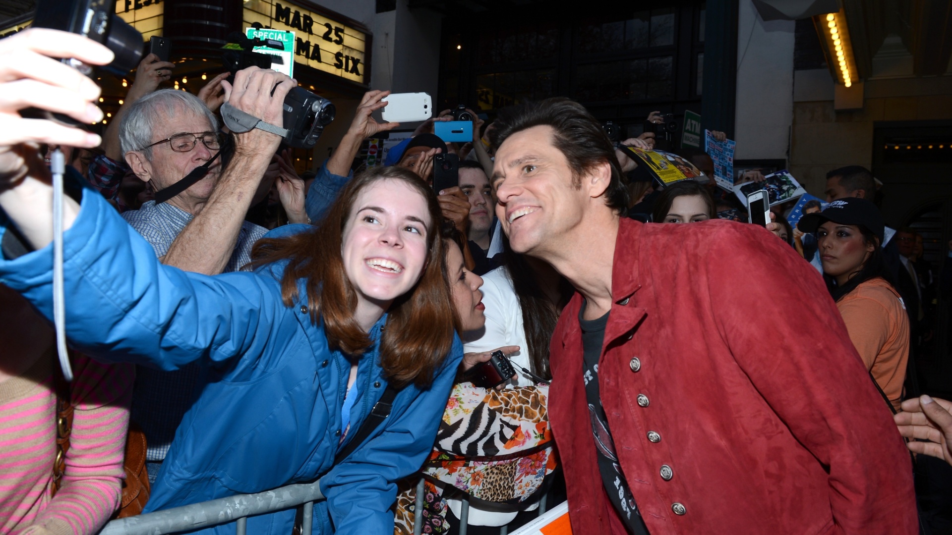 08.mar.2013 - Jim Carrey posa para foto com fã antes da exibição do filme "The Incredible Burt Wonderstone", no Paramount Theatre, no festival SXSW (South By Southwest) 2013 em Austin, no Texas - Getty Images