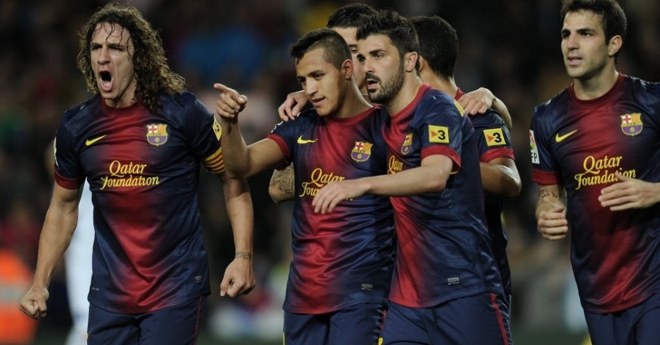 09.mar.2013 - Alexis Sánchez (centro) comemora com os jogadores do Barcelona depois de marcar na partida contra o Deportivo La Coruña, pelo Campeonato Espanhol