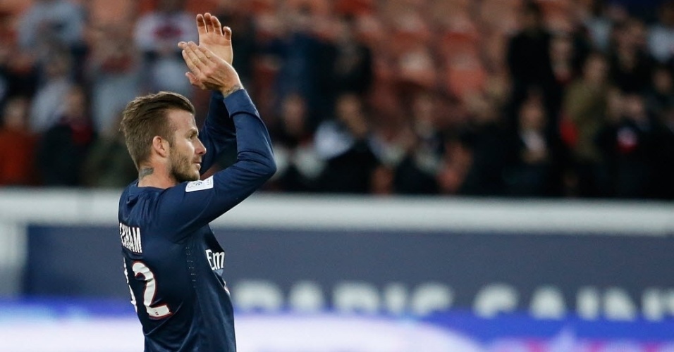 09.mar.2013 - David Beckham comemora com a torcida após a vitória do PSG de virada por 2 a 1 contra o Nancy, pelo Campeonato Francês