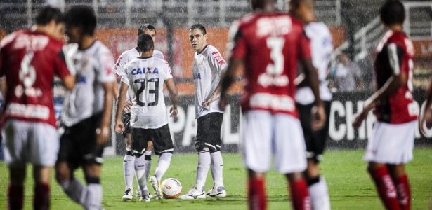 Chicão prepara-se para cobrar falta durante vitória do Corinthians - Leonardo Soares/UOL