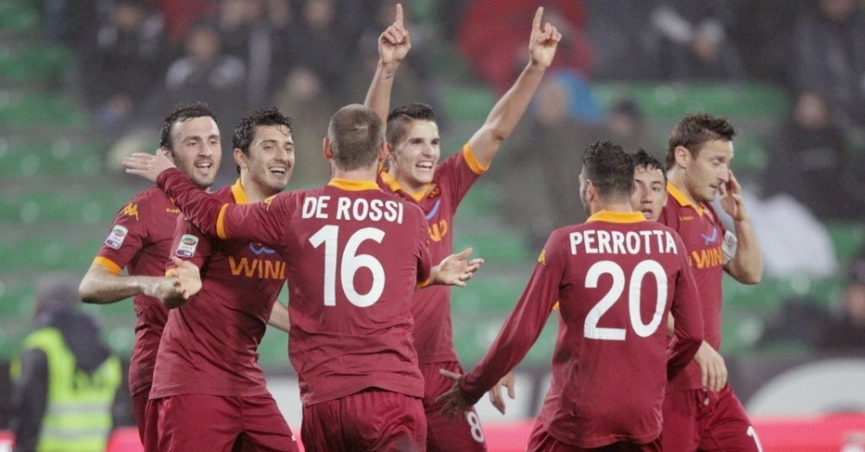 09.mar.2013 - Erik Lamela (centro) comemora com os companheiros após marcar para a Roma na partida contra a Udinese, pelo Campeonato Italiano