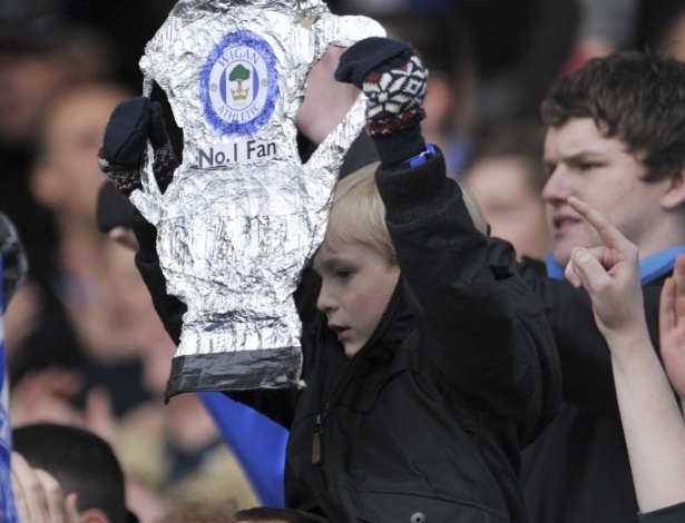 09.mar.2013 - Garoto torcedor do Wigan comemora vitória da sua equipe por 3 a 0 sobre o Everton, pelas quartas de final da Copa da Inglaterra