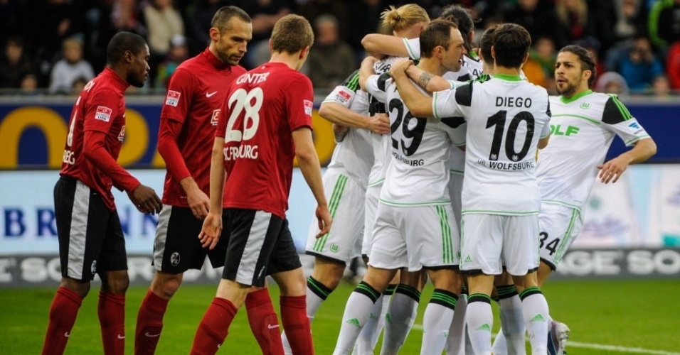 09.mar.2013 - Jogadores do Wolfsburg comemoram gol marcado na partida contra o Freiburg, pelo Campeonato Alemão