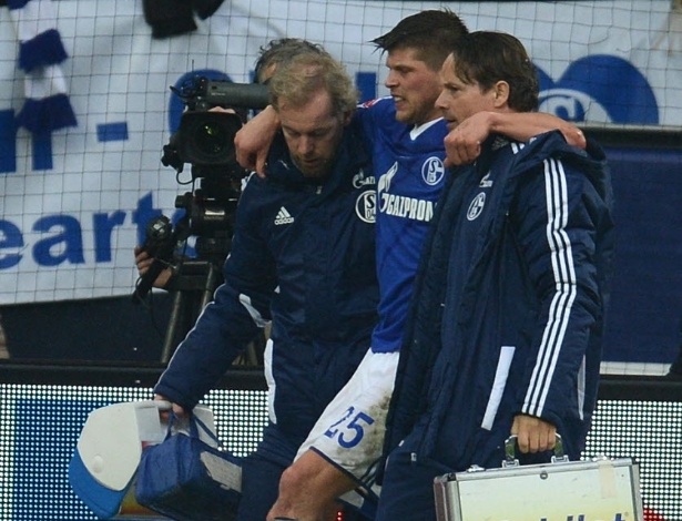 09.mar.2013 - Klaas-Jan Huntelaar sai de campo machucado durante a partida do Schalke 04 contra o Borussia Dortmund, pelo Campeonato Alemão