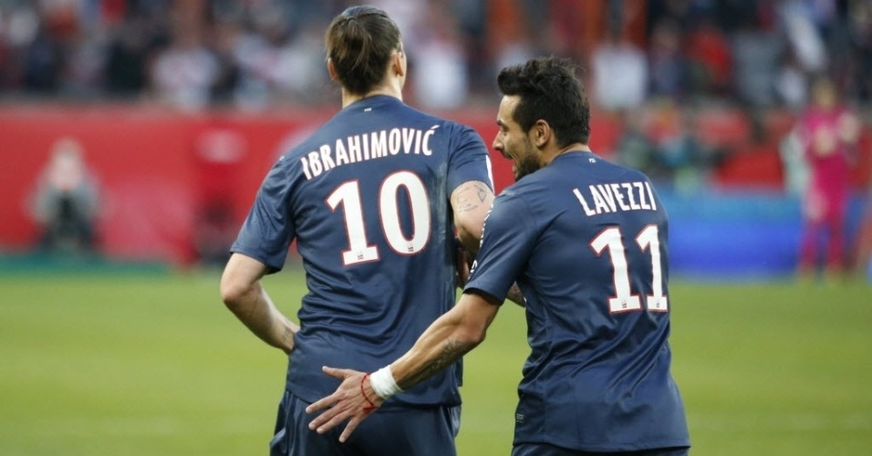 09.mar.2013 - Lavezzi (dir.) cumprimenta Zlatan Ibrahimovic por gol marcado na partida do PSG contra o Nancy, pelo Campeonato Francês