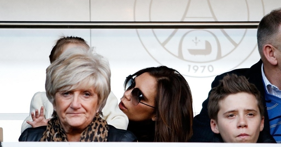 09.mar.2013 - Mãe, esposa e filho do meia David Beckham acompanham a partida do PSG contra o Nancy, pelo Campeonato Francês