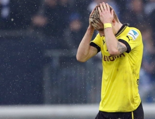 09.mar.2013 - Marco Reus lamenta derrota do Borussia Dortmund diante do Schalke 04, em partida válida pelo Campeonato Alemão