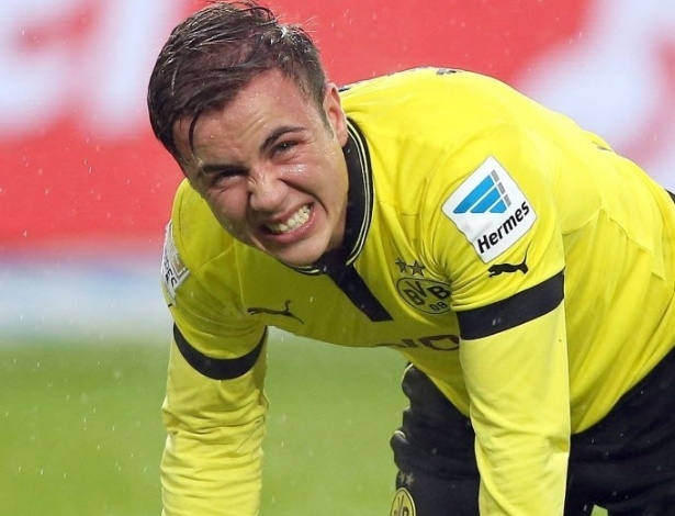 09.mar.2013 - Mario Götze fica no chão após levar uma bolada durante a derrota do Borussia Dortmund para o Schalke 04, pelo Campeonato Alemão