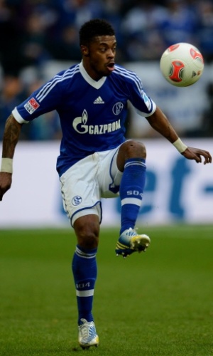 09.mar.2013 - Michel Bastos, lateral brasileiro do Schalke 04, domina a bola durante partida do Campeonato Alemão contra o Borussia Dortmund