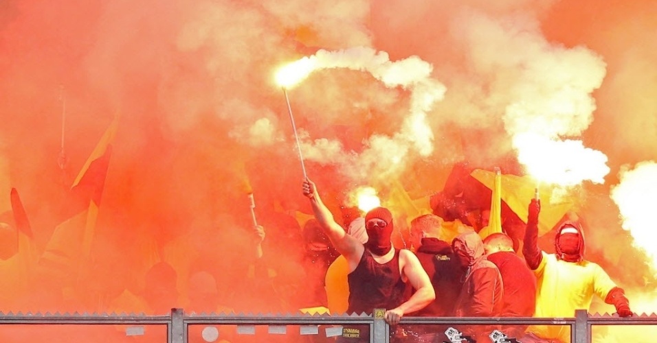 09.mar.2013 - Torcedores do Dortmund fazem a festa com fogos na arquibancada da partida contra o Schalke 04, pelo Campeonato Alemão