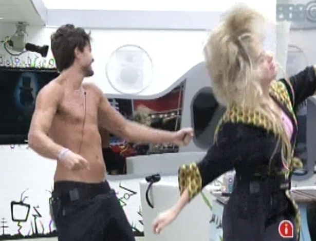 9.mar.2013 - André e Fernanda acordam dançando ao som de Guns N'Roses
