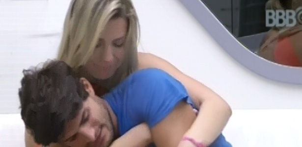 9.mar.2013 - Fernanda e André se abraçam no sofá, enquanto aguardam a prova do anjo