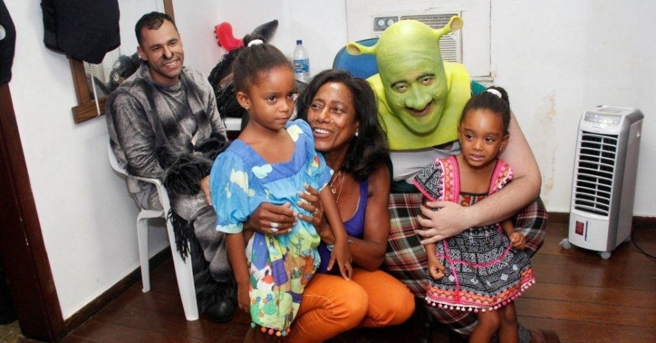 9.mar.2013 - Glória Maria levou as filhas, Laura e Maria, para assistirem ao musical "Shrek" em cartaz no Rio