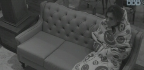 9.mar.2013 - Kamilla se enrola no cobertor novamente e senta no sofá da xepa, no escuro