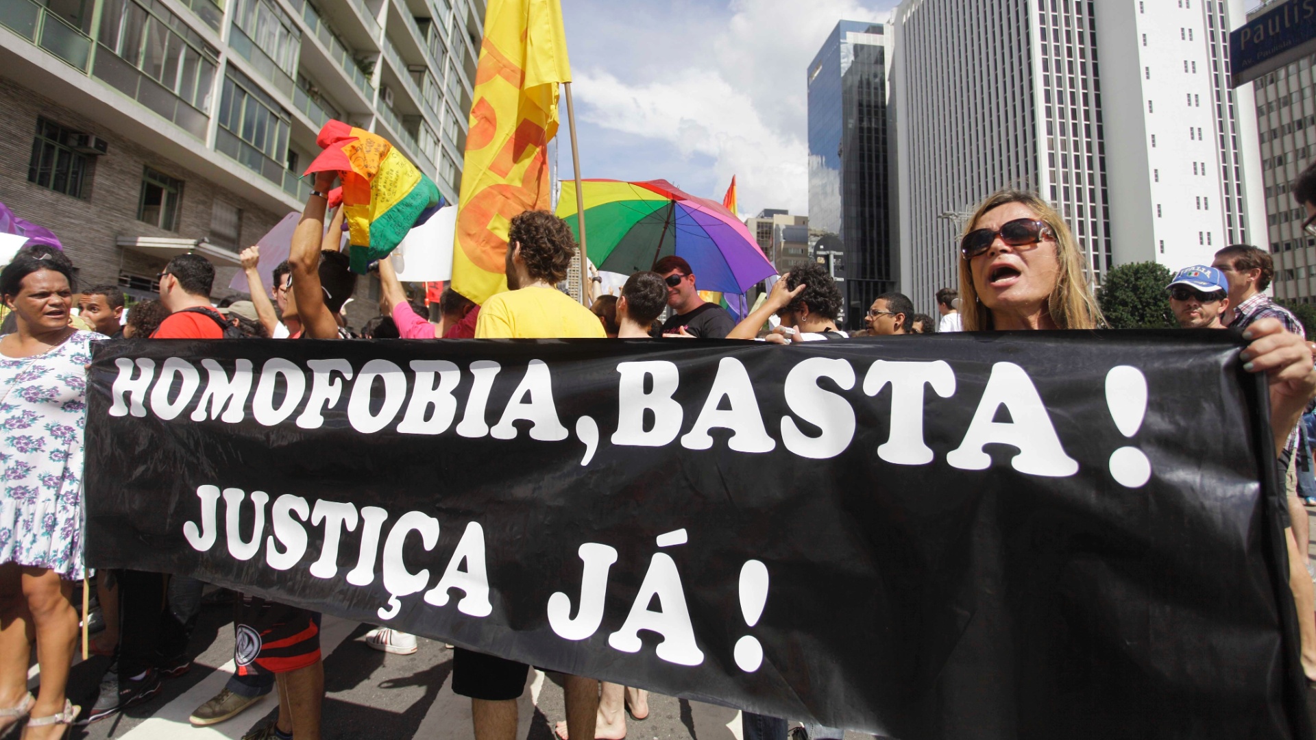 9.mar.2013 - Manifestantes caminham entre a avenida Paulista e a Rua da Consolação, em São Paulo, para protestar contra a eleição do pastor Marco Feliciano (PSC-SP) para a presidência da Comissão de Direitos Humanos e Minorias da Câmara dos Deputados - Nelson Antoine/Fotoarena/Estadão Conteúdo