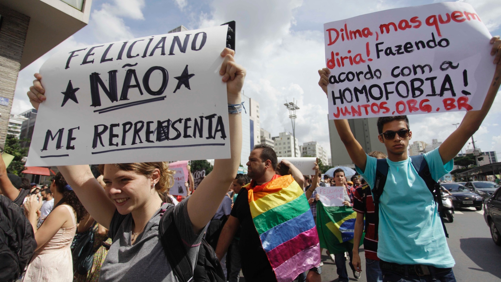 9.mar.2013 - Manifestantes caminham entre a avenida Paulista e a Rua da Consolação, em São Paulo, para protestar contra a eleição do pastor Marco Feliciano (PSC-SP) para a presidência da Comissão de Direitos Humanos e Minorias da Câmara dos Deputados - Nelson Antoine/Fotoarena/Estadão Conteúdo