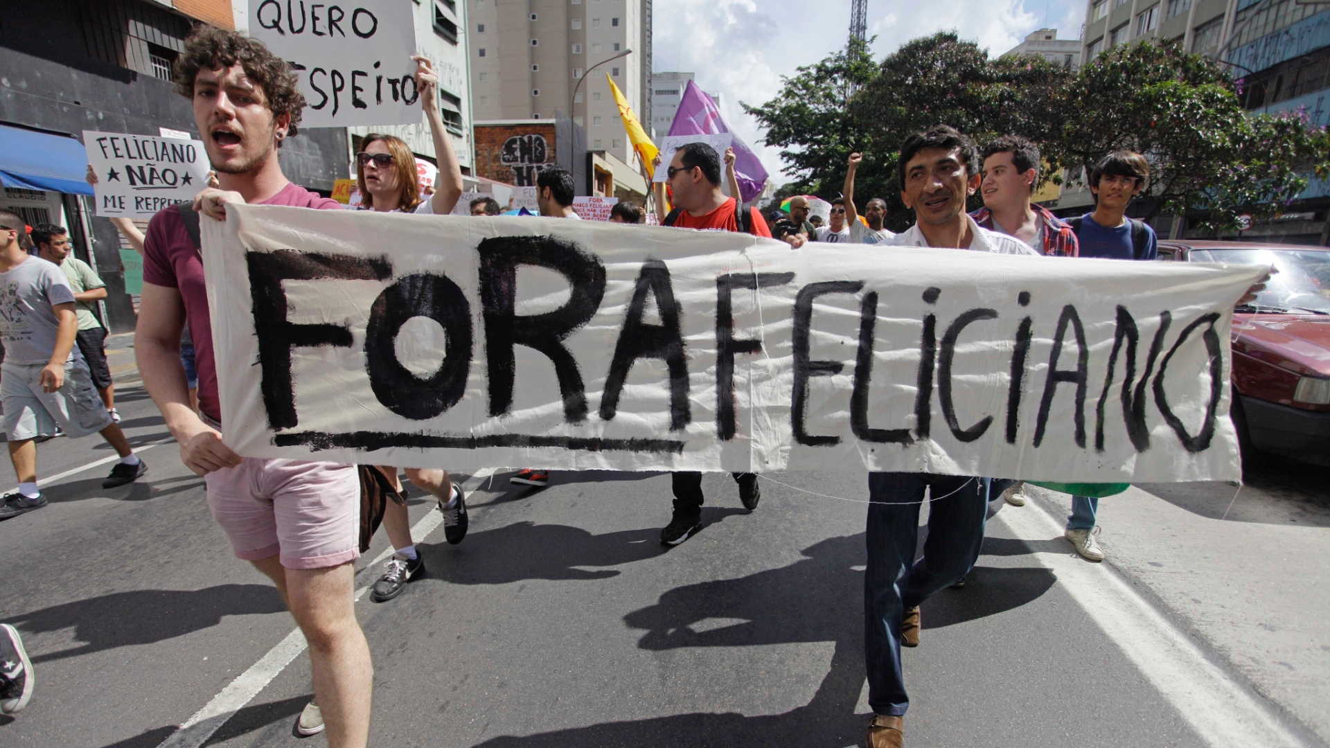 9.mar.2013 - Manifestantes caminham entre a avenida Paulista e a Rua da Consolação, em São Paulo, para protestar contra a eleição do pastor Marco Feliciano (PSC-SP) para a presidência da Comissão de Direitos Humanos e Minorias da Câmara dos Deputados - Nelson Antoine/Fotoarena/Estadão Conteúdo