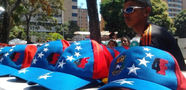 O "Boné 4F" é sucesso de vendas entre os suvenires após a morte de Hugo Chávez, na Venezuela - Carlos Iavelberg/UOL