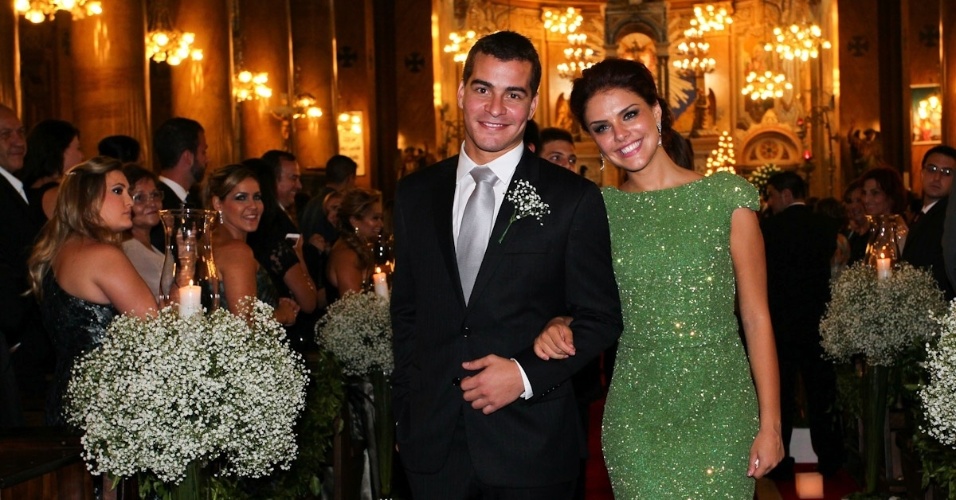9.mar.2013 - Paloma Bernardi e Thiago Martins foram padrinhos do casamento de Diego Bernardi, irmão da atriz