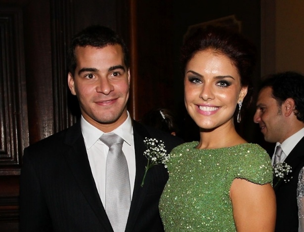 9.mar.2013 - Paloma Bernardi e Thiago Martins foram padrinhos do casamento de Diego Bernardi, irmão da atriz