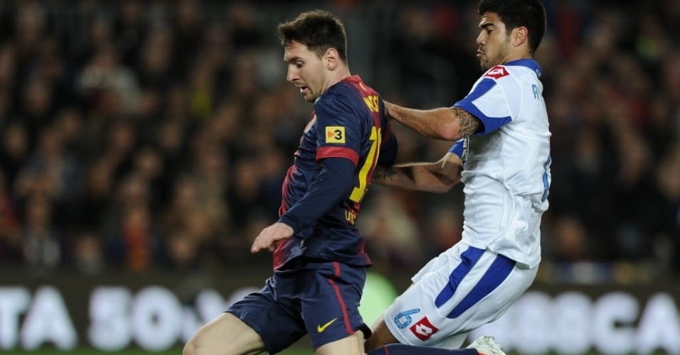 Lionel Messi, do Barcelona, carrega a bola diante da marcação de Aythami, do Deportivo La Coruña, em partida do Campeonato Espanhol