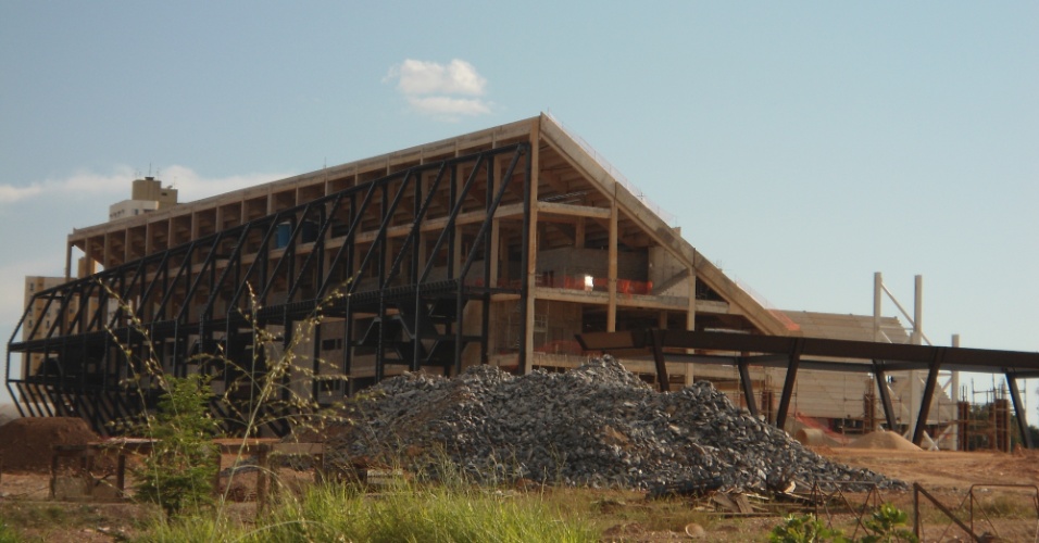 09.mar.2013 - A Arena Pantanal chegou ao final de fevereiro com 62% da obra concluída: ritmo de construção terá que ser triplicado para o estádio ser entregue em outubro de 2013