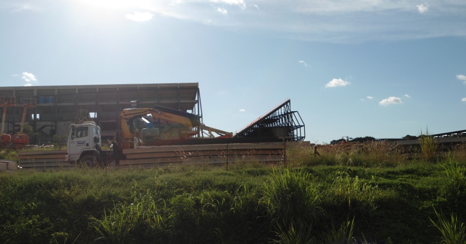 09.mar.2013 - A Arena Pantanal chegou ao final de fevereiro com 62% da obra concluída: ritmo de construção terá que ser triplicado para o estádio ser entregue em outubro de 2013