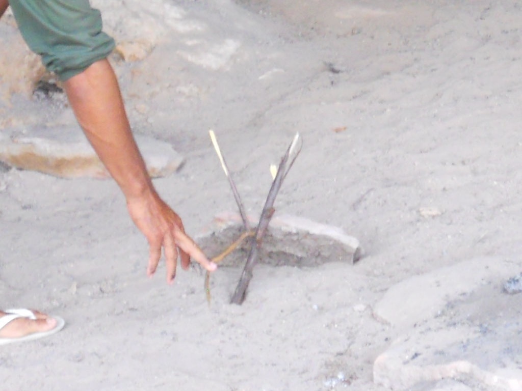 10.mar.2013 - Armadilha para pegar o rato rabudo é feita com uma pedra e pedaços de madeira - Aliny Gama/UOL