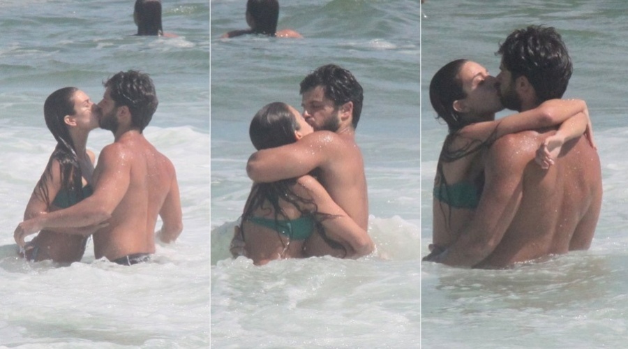10.mar.2013 - Duda Nagle trocou beijos com a namorada, Gabriela Cardoso, na praia da Barra da Tijuca, zona oeste do Rio
