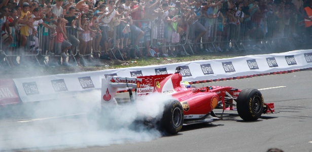 Felipe Massa fez show com a Ferrari, mas evento acabou com dois acidentes - Marco Antônio Teixeira/UOL