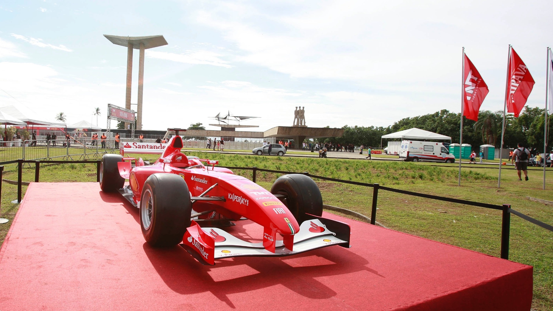 10.mar.2013 - Ferrari de Felipe Massa é exposta no Rio de Janeiro antes do pilo brasileiro guiar o carro pelas ruas da cidade - Marco Antônio Teixeira/UOL