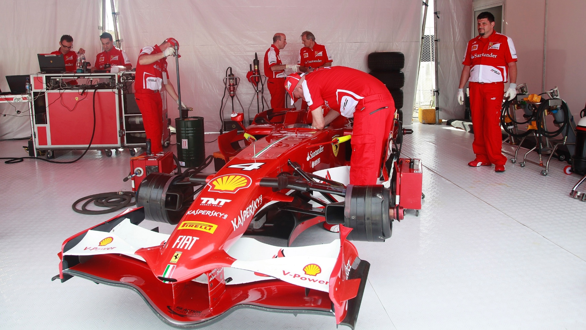 10.mar.2013 - Ferrari de Felipe Massa passa por últimos ajustes de ser guiada pelo brasileiro pelo Rio de Janeiro - Marco Antônio Teixeira/UOL