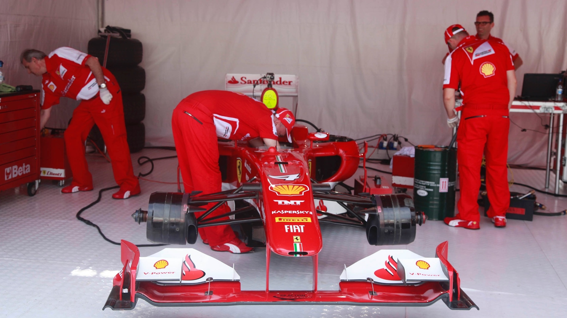 10.mar.2013 - Ferrari n°4, a de Felipe Massa, é ajustada antes do piloto dirigi-la pelas ruas do Rio de Janeiro - Marco Antônio Teixeira/UOL