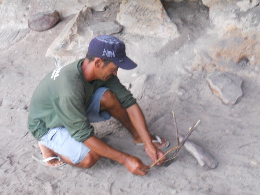 10.mar.2013 - Genivaldo Bezerra, 35, fazendo as armadilhas para caçar o rato rabudo durante a noite. Ele mora na comunidade Brejinho,em Assunção do Piaui, que consome o rato para completar a alimentação - Aliny Gama/UOL