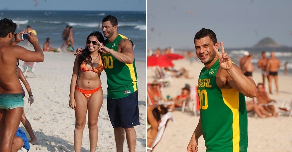 10.mar.2013 - Kléber Bambam é tietado na praia da Barra, no Rio