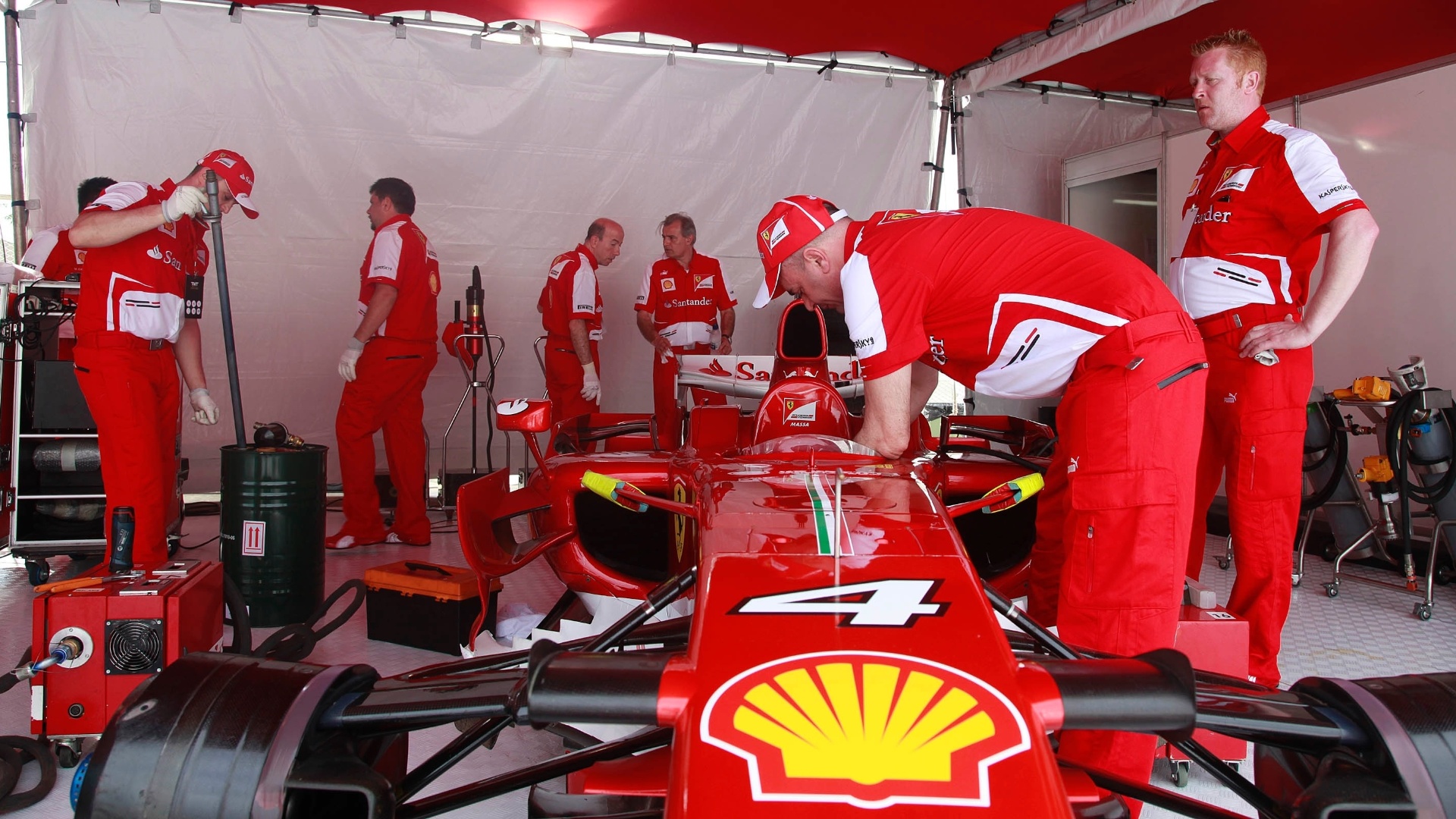 10.mar.2013 - Mecânico da Ferrari realiza últimos ajustes no carro n° 4, o de Felipe Massa, antes do brasileiro guiá-la pelas ruas do Rio - Marco Antônio Teixeira/UOL