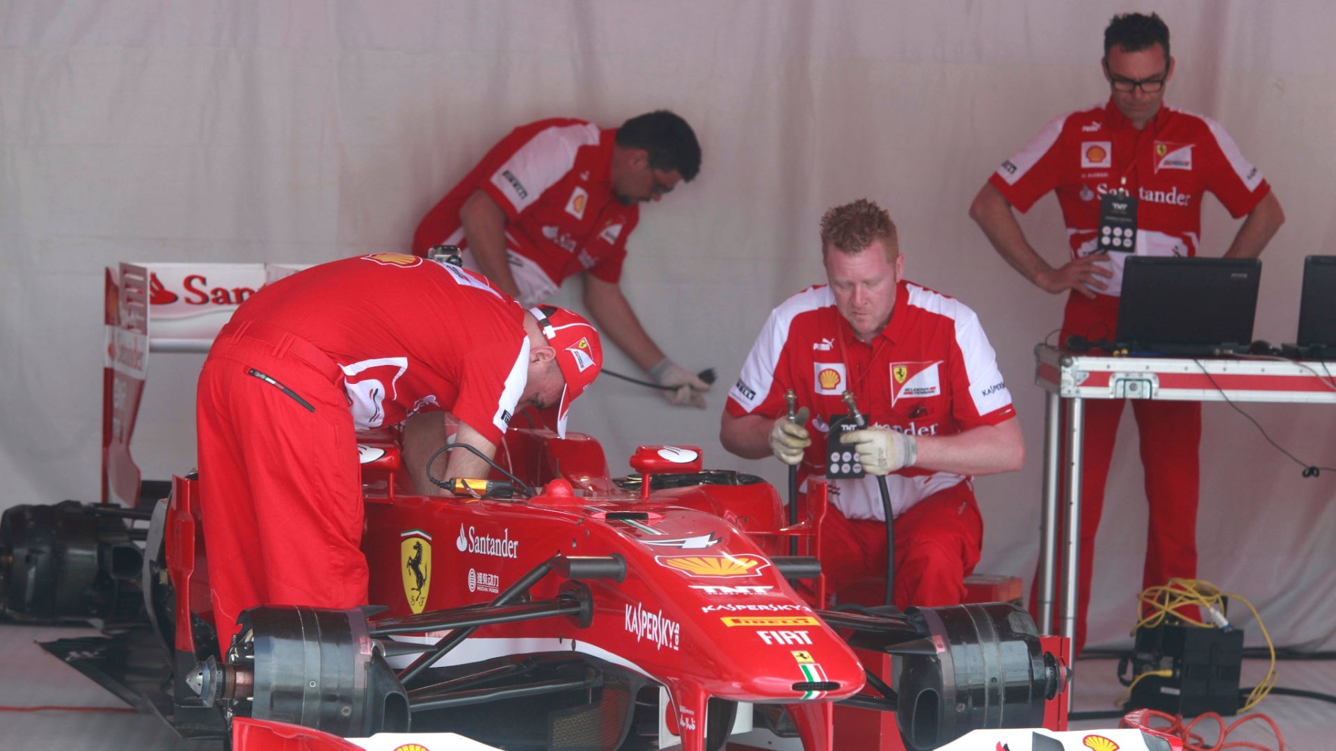 10.mar.2013 - Mecânicos da Ferrari preparam o carro de Felipe Massa, que neste domingo guiará o modelo pelas ruas do Rio de Janeiro - Marco Antônio Teixeira/UOL