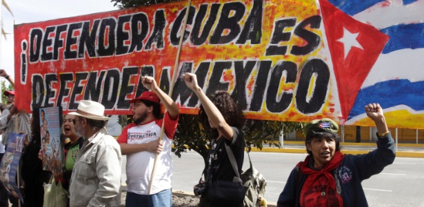 Mexicanos protestam contra a presença da blogueira cubana Yoani Sánchez em encontro da Sociedade Interamericana de Imprensa, em Puebla