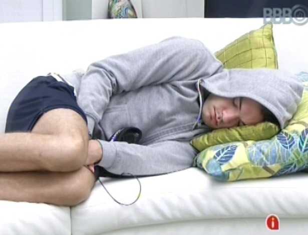 10.mar.2013 - Nasser dorme em um canto do sofá enquanto Kamilla dorme em outro