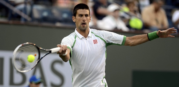 Novak Djokovic rebate durante o jogo contra Fabio Fognini, no Masters 1000 de Indian Wells, nos EUA - EFE/EPA/MICHAEL NELSON