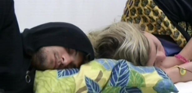 10.mar.2013 - O casal André e Fernanda dorme no sofá da sala, mesmo após o toque de despertar