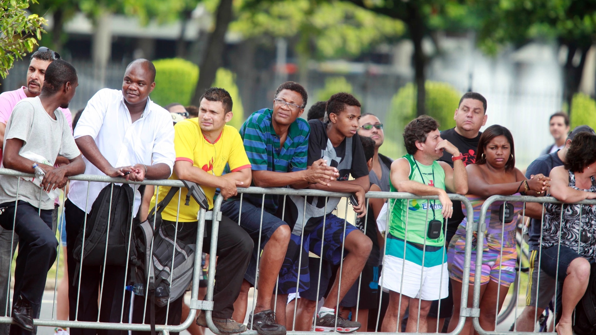 10.mar.2013 - Público espera nas ruas do Rio de Janeiro pela passagem da Ferrari de Felipe Massa - Marco Antônio Teixeira/UOL