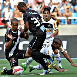 Defesa do Vasco sai jogando após bom lance de ataque do Botafogo - Júlio César Guimarães/UOL