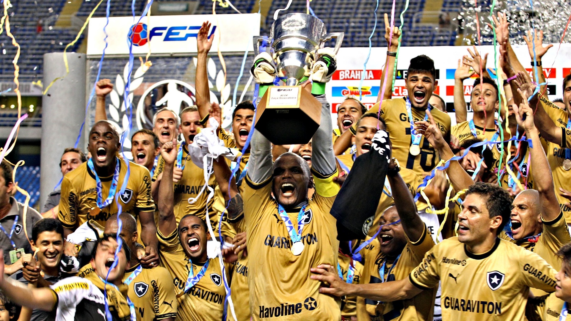 Goleiro Jéfferson, do Botafogo, levanta a troféu de campeão da Taça Guanabara - Júlio César Guimarães/UOL