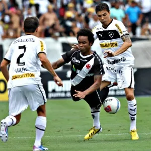 Meia Carlos Alberto é marcado por Bolívar em lance do clássico Vasco x Botafogo - Júlio César Guimarães/UOL