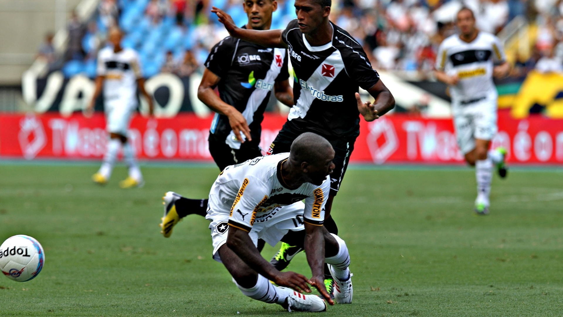 Meia Seedorf cai ao ser marcado por vascaíno em clássico disputado neste domingo - Júlio César Guimarães/UOL