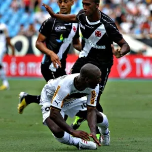 Meia Seedorf cai ao ser marcado por vascaíno em clássico disputado neste domingo - Júlio César Guimarães/UOL